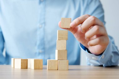 Elde boş tahta küpler, iş konsepti arka plan, modelleme, şablon