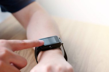 İnsan eli değmiş akıllı el, teknoloji yaşam tarzı konsepti.