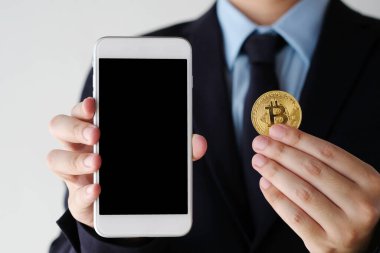 El ele tutuşan bitcoin ve akıllı telefon boş ekran arkaplanı, model al, engelleme zinciri ve kripto para kavramı arka planı