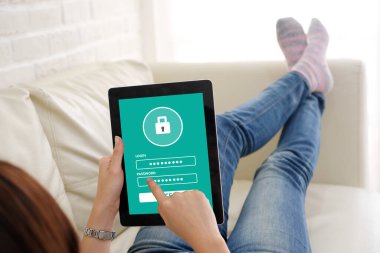 Ekranda parola girişi olan tablet kullanan el, siber güvenlik kavramı