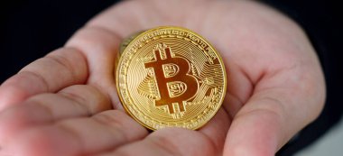 El ele tutuşan bitcoinler, kripto para birimi ve engelleme zinciri kavramı