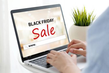 Kadın, www ile dizüstü bilgisayarı daktilo ediyor. Arama çubuğunda Kara Cuma indirimi web pankartı arka planı, çevrimiçi alışveriş satışı, iş ve teknoloji 