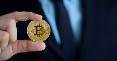 El ele tutuşan bitcoinler, kripto para birimi ve engelleme zinciri kavramı