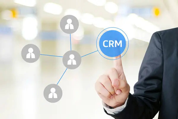 İşadamı el dokunmatik Crm, Müşteri İlişkileri Yönetimi, bulanıklık arka plan üzerinde simge, iş kavramında başarı
