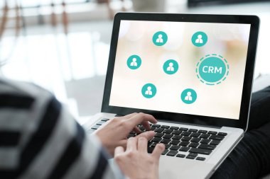 CRM ile dizüstü bilgisayar kullanan kadın, Müşteri İlişkileri Yönetimi, ekran arkaplanındaki simge, iş konseptinde başarı