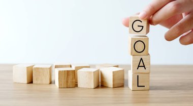 Elle tutulur tahta küp, hedef kelime, iş konsepti işareti, afiş