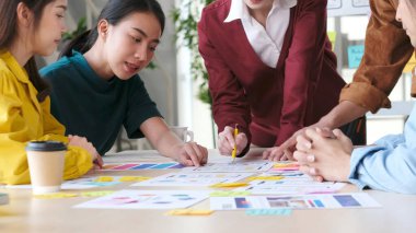 Beyin fırtınası planlama, Asyalı yaratıcı takım çalışması, Asya cep telefonu uygulaması geliştirici grubu ekran görüntüleme akıllı telefon düzeni hakkında fikirler için toplantı, ux küçük işletme, üst görünüm