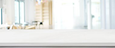 Ofis arka planında boş beyaz mermer masa, ürün gösterimi için taş masa şablon pankartı, beyaz arkaplan