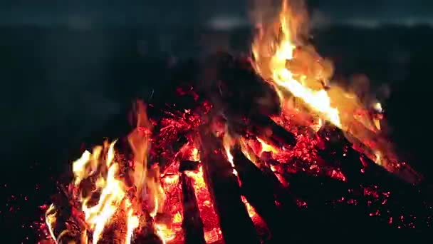 大きなキャンプファイアは早朝や夕方に青い空に対して燃えています 火の上の木 フライング スパークス 旅行と観光の概念 夏の巨大なかがり火の遺跡 静的ショット タイムラプス — ストック動画