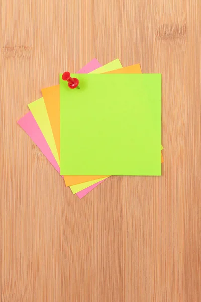 2012 Colred Sticky Notes Copyspace Pinned Wooden Message Board 홈페이지에는 — 스톡 사진