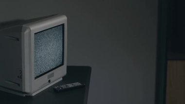 Kırık Televizyon - Kara Masa 'daki Eski Gümüş TV. Sinyal ara. Ekrandaki bozulma. Yakın plan, Dinamik Çekim, Film Tanesi