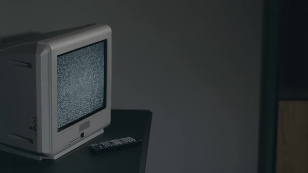 Broken ダークルームの黒いテーブルの上の古い銀テレビ 信号を探せ 画面上の歪み クローズアップ ダイナミックショット フィルムグレイン — ストック動画