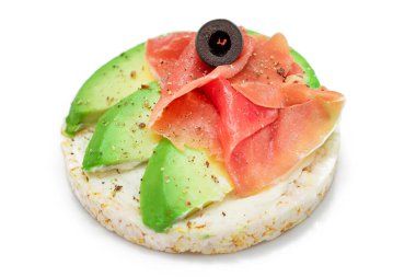 Taze Avokado, Jamon ve Zeytinli Pirinçli Sandviç. Kolay Kahvaltı 'da. Diyet yemek. Hızlı ve sağlıklı sandviçler. Lezzetli dolgulu kızarmış ekmek. Sağlıklı Beslenme Atıştırması - İzolasyon