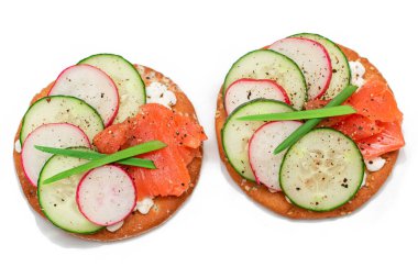 Somon, salatalık, turp, süzme peynir ve yeşil soğanlı çıtır krakerli sandviç. Kolay Kahvaltı 'da. Hızlı ve sağlıklı sandviçler. Lezzetli Çıtır Ekmek - Tecrit