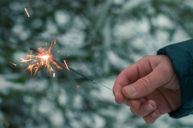 Kışın akşam vakti, açık havada maytap yakmak. Yeni Yıl Kutlama Partisi