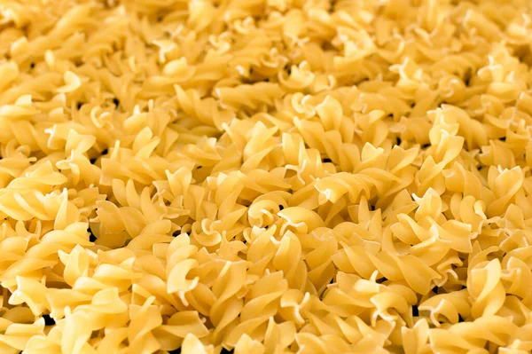 Uncooted Fusilli Pasta Background Текстура Яскравого Золота Сухого Макароні — стокове фото
