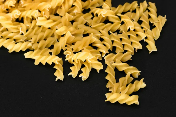 Heap Uncooked Fusilli Pasta Scattered Black Table Raw Dry Macaroni — Stock Photo, Image