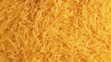 Saat Yönünde Dönen Pişmemiş Eriştelerin Arkaplanı - Üst Görünüm, Yakın Çekim. Kuru Vermicelli Dönüşü dokusu. Çiğ Makarna - Sağa Çevirme