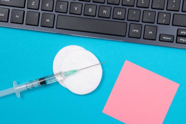 Aşı, Bağışıklık Bilimi veya Yeniden Aşılama Konsepti - Bir Hastane veya Klinikte Mavi Masa üzerinde yatan Tıbbi Tek Kullanılabilir Şırınga. Boş Pembe Yapışkan Not - Uzayı Kopyala ile Moklonla