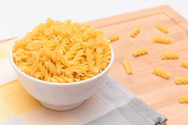 Okokt Fusilli Pasta White Bowl Träskiva Raw Och Dry Macaroni — Stockfoto