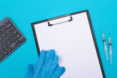 Aşı, Bağışıklık Bilimi veya Yeniden Aşılama Konsepti - İki Tıbbi Şırınga Bir Hastane veya Klinikte Mavi Masada Yatar. Kağıt Sayfalı Siyah Pano - Kopyalama Boşluğu ile Mock Up