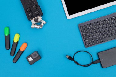 Fotoğrafçılar, Videograflar ya da Video Blogcuları İş Yeri Üst Görünümü. Mavi Masada Yatan Dijital Gadget Düz Yatar