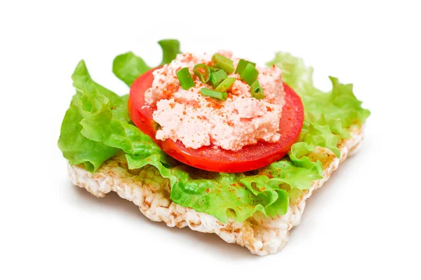 Reiskuchen Sandwich Mit Tomaten Salat Fischcreme Und Grünen Zwiebeln Isoliert — Stockfoto
