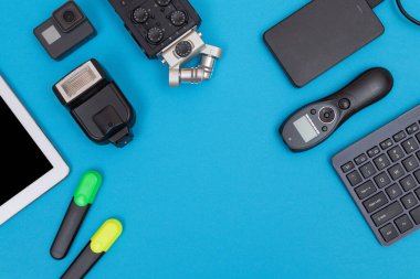 Fotoğrafçılar, Videograflar ya da Video Blogcuları İş Yeri Üst Görünümü. Mavi Masada Yatan Dijital Gadget Düz Yatar