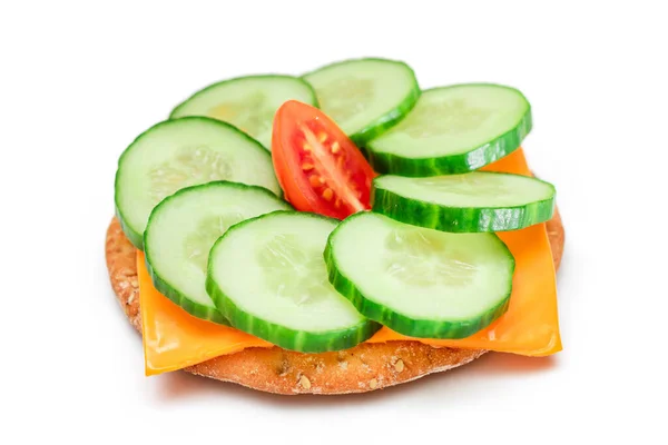Knuspriges Cracker Sandwich Mit Frischer Gurke Tomatenkirsche Und Käse Isoliert — Stockfoto