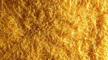 Saat Yönünün Tersinde Yavaşça Dönen Pişmemiş Eriştelerin Arkaplanı - Üst Görünüm. Kuru Vermicelli Dönüşü dokusu. Low Key Light ile Çiğ Makarna - Sol Çevirme