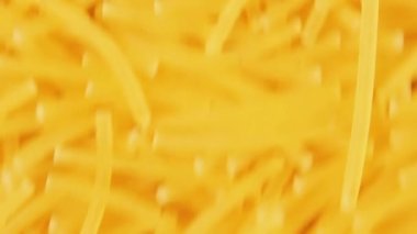 Pişmemiş Erişteler Yukarı Çıkıyor - Üst Manzara, Yakın Yakın. Çiğ makarna hareket halinde. Kuru Vermicelli 'nin dokusu