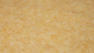 Kuru, haşlanmamış, pirinçli pilav. Çiğ Uzun Taneli Pirinç. Asya mutfağı ve kültürü. Sağlıklı beslenme malzemeleri. Diyet Yemekler