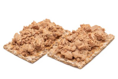 Beyaz arka planda izole edilmiş tavuk ezmeli çıtır sandviç. Karaciğer ezmeli tam tahıllı ekmek. Diyet Kahvaltı ve Sağlıklı Yemek