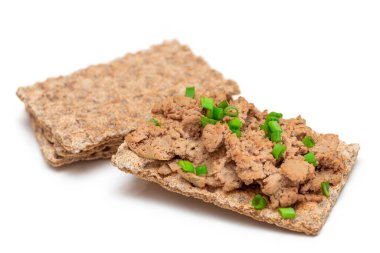 Tavuklu çıtır sandviç ve beyaz arka planda izole edilmiş taze soğan. Karaciğer ezmeli tam tahıllı ekmek. Diyet Kahvaltı ve Sağlıklı Yemek