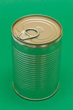 Yeşil Arkaplanda Boşluk Kenarı olan Kutulanmamış Teneke Kutu. Konserve yiyecekler. Güvenli ve uzun vadeli yiyecek depolama için alüminyum kutu. Çelik Mühürlü Yiyecek Depolama Kutusu
