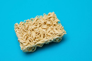 Mavi Arkaplanda Pişmemiş Anında Erişte. Çiğ makarna. Kuru Asya Fast Food. Hızlı Öğle Yemeği