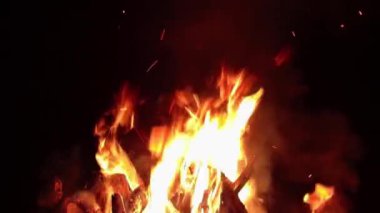 Karanlık Orman 'da Gece Ateşi Yanıyor - Yavaş Hareket. Gece vakti Alevli Kamp Ateşi. Şenlik Ateşi için yer. Ateş Çukuru, Ateş Altında Orman, Uçan Kıvılcımlar ve Duman - Statik Atış