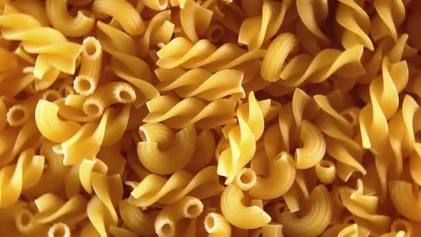 Pişmemiş Fusilli Chifferi Rigati Pasta Top View Close Low Key — Stok video