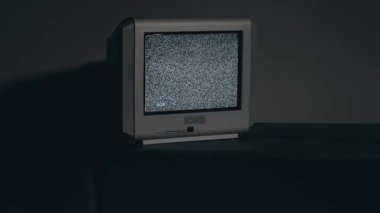Kırık Televizyon - Kara Masa 'daki Eski Gümüş TV. Sinyal ara. Ekrandaki bozulma. Yakın çekim, statik çekim, film taneciği