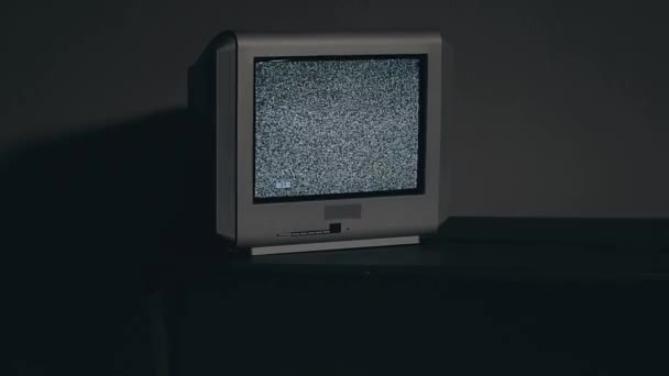 Złamana Telewizja Stary Srebrny Telewizor Czarnym Stole Ciemnym Pokoju Szukaj — Wideo stockowe