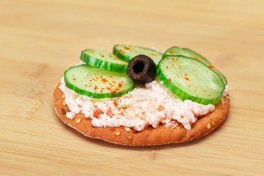 Taze salatalık, balık kreması ve zeytinli çıtır krakerli sandviç. Kolay Kahvaltı 'da. Hızlı ve sağlıklı sandviçler. Lezzetli dolgulu kızarmış ekmek. Sağlıklı Beslenme Atıştırması