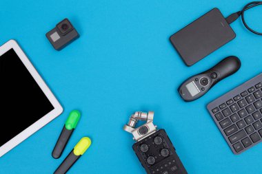 Fotoğrafçılar, Videograflar ya da Video Blogcuları İş Yeri Üst Görünümü. Mavi Masada Yatan Dijital Gadget Düz Yatar