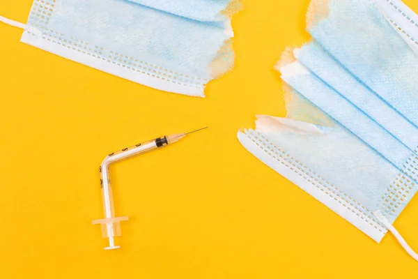 Impf Bewegung Und Maske Konzept Kaputte Medizinische Spritze Und Zerrissene — Stockfoto