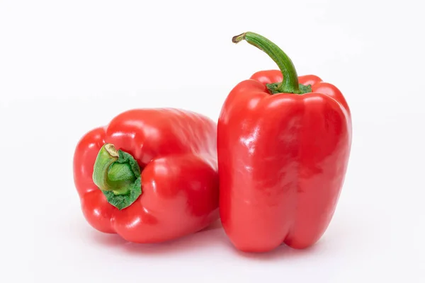 两只鲜红甜椒在白色背景下分离 — 图库照片