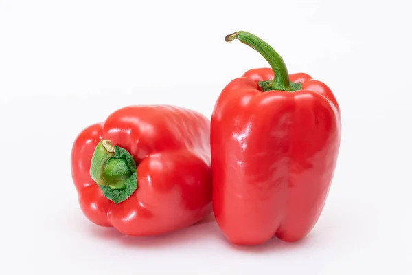 Dos Pimientos Dulces Rojos Frescos Aislados Sobre Fondo Blanco — Foto de Stock