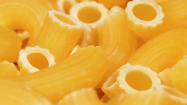 Uncooked Chifferi Rigati Pasta Rotating Макро Жирная Нездоровая Пища Крупным — стоковое видео