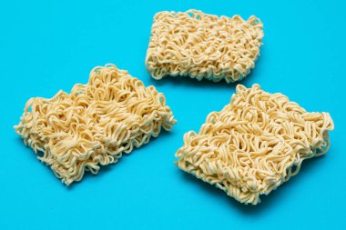 Mavi Arkaplanda Pişmemiş Anında Erişte. Çiğ makarna. Kuru Asya Fast Food. Hızlı Öğle Yemeği