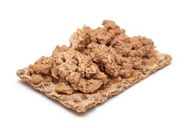 Beyaz arka planda izole edilmiş tavuk ezmeli çıtır sandviç. Karaciğer ezmeli tam tahıllı ekmek. Diyet Kahvaltı ve Sağlıklı Yemek