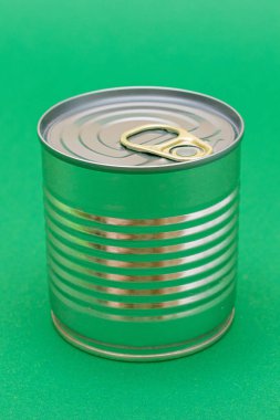 Yeşil Arkaplanda Boşluk Kenarı olan Kutulanmamış Teneke Kutu. Konserve yiyecekler. Güvenli ve uzun vadeli yiyecek depolama için alüminyum kutu. Çelik Mühürlü Yiyecek Depolama Kutusu