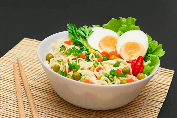 Vakker Noodle Dish Med Green Pea Carrot Eggs Red Hot – stockfoto